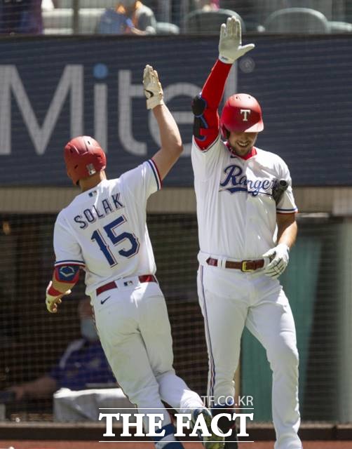 2회 말 선두타자로 나서 류현진에게 선제 솔로홈런을 터뜨린 닉 솔락(왼쪽)./알림턴=AP.뉴시스