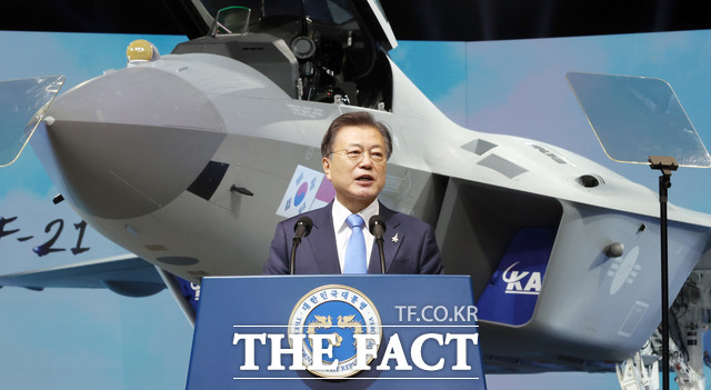 문재인 대통령이 9일 경남 사천시 한국항공우주산업(KAI) 고정익동에서 열린 한국형전투기 KF-21 보라매 시제기 출고식에서 기념연설을 하고 있다. /뉴시스