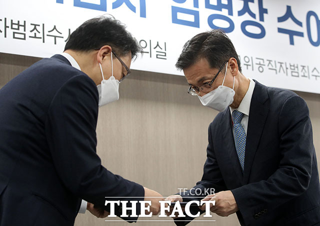 김진욱 공수처장이 16일 오후 경기도 과천정부청사에서 열린 공수처 검사 임명장 수여식에서 최석규 부장검사에게 임명장을 수여하고 있다. /뉴시스