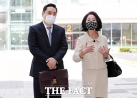  김부선 '이재명, 돈으로라도 보상해야'…3억 소송 첫 재판