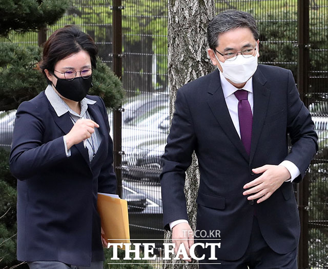 곽상도, 조수진 국민의힘 의원들이 23일 오전 경기도 과천정부청사에 있는 공수처를 항의 방문하고 있다. /뉴시스