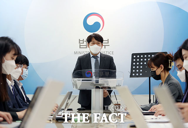 이상갑 법무부 인권국장이 26일 서울고등검찰청 의정관에서 아동학대 사건 관련 제도 개선 및 형사공공변호인 제도 도입 등 정책 추진 상황 브리핑을 하고 있다. /뉴시스