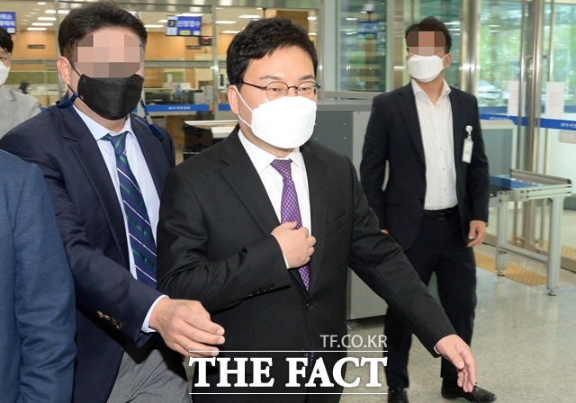 이상직 의원이 27일 구속 전 피의자 심문(영장실질심사)을 받기 위해 전북 전주시 전주지방법원으로 들어서고 있다. /뉴시스