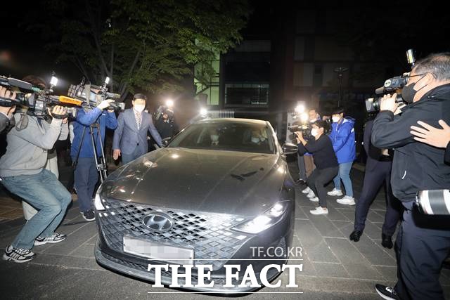 지난달 24일 전 행정중심복합도시건설청장 A씨가 24일 경찰청 국가수사본부 중대범죄수사과에서 부동산 투기 혐의로 소환조사를 받은 후 청사를 나서고 있다. 2021.04.24./뉴시스