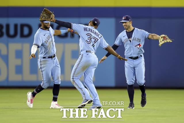 아메리칸리그 동부지구 선두 다툼을 벌이고 있는 보스턴과 홈경기에서 8-0 대승을 거두자 신이 난 토론토 외야수들. 왼쪽부터 구리엘 에르난데스 그리척./더니든=AP.뉴시스