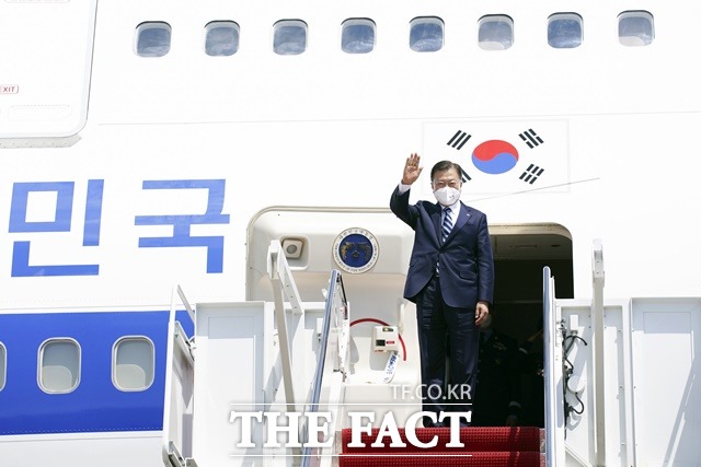 문재인 대통령이 19일(현지시각) 오후 한미 정상회담 참석을 위해 미국 워싱턴 앤드류스 합동기지에 도착해 전용기에서 내리며 손을 흔들고 있다. /뉴시스