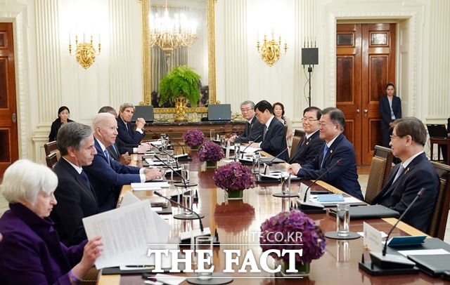 문재인 대통령과 조 바이든 미국 대통령이 21일 오후(현지시간) 미국 워싱턴 백악관 국빈만찬장에서 확대 정상회담을 하고 있다. /뉴시스