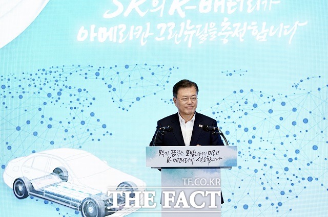 미국을 방문 중인 문재인 대통령이 22일(현지시간) 미국 조지아주에 있는 SK이노베이션 전기차 배터리공장을 방문해 인사말을 하고 있다. /뉴시스