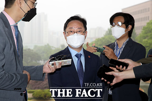 박범계 법무부 장관은 김오수 검찰총장과 검찰 인사 협의를 위해 조만간 따로 만나겠다고 2일 밝혔다. /뉴시스