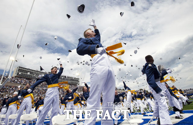 26일(현지시간) 미국 콜로라도주 콜로라도 스프링스 공군사관학교에서 열린 2021 졸업식에서 임관 생도들이 모자를 날리며 기쁨을 만끽하고 있다. 이날 1000여 명의 생도가 임관했다. /콜로라도=AP.뉴시스