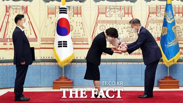 문재인 대통령이 1일 오후 청와대에서 김오수 검찰총장에게 임명장을 수여한 후 총장의 부인 천계숙 씨에게 정의를 의미하는 락스퍼, 국민의 인권보호 및 사회적 약자를 배려 달라는 의미에서 말채나무와 알스트로메리아, 신뢰를 의미하는 아스타로 구성된 꽃다발을 전달하고 있다. /뉴시스