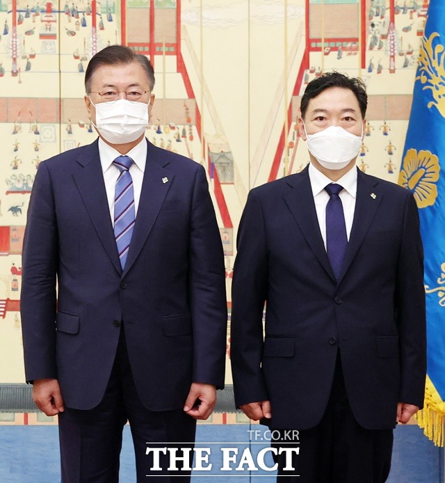 문재인 대통령이 1일 오후 청와대에서 김오수 신임 검찰총장에게 임명장을 수여한 후 기념촬영을 하고 있다. /뉴시스