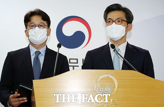 박철우(오른쪽) 법무부 대변인과 이창수 대검찰청 대변인이 2일 오전 경기도 과천시 법무부 청사 브리핑룸에서 김오수 신임 검찰총장의 박범계 법무부 장관 예방과 관련해 언론 브리핑을 하고 있다. /뉴시스