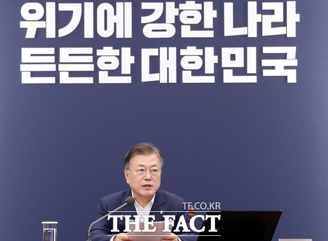 문재인 대통령은 7일 오후 청와대에서 주재한 제3차 코로나19 대응 특별방역점검회의에서 백신 도입과 접종, 예약 등 모든 부분에서 계획 이상으로 순조롭게 진행되고 있다라며 집단면역 시점도 더욱 앞당겨질 것이라고 밝혔다. /뉴시스