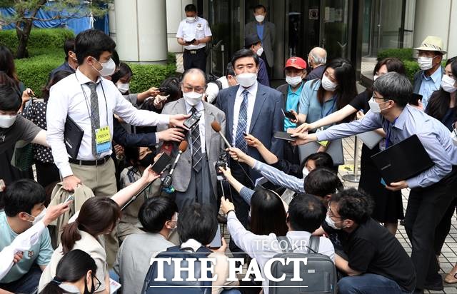 일제강점기 강제징용 피해자 고 임정규 씨의 아들 임철호 씨와 장덕환 일제강제노역피해자 정의구현 전국연합회회장이 7일 오후 서울 서초구 서울중앙지방법원에서 일본제철 주식회사와 닛산화학 등 16곳을 상대로 낸 손해배상 소송이 각하된 뒤 기자회견을 하고 있다. 2021.06.07. /뉴시스