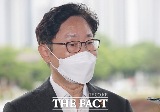 박범계 법무부 장관은 금품로비 의혹을 받는 가짜 수산업자에 대한 특별사면을 두고 문제 없었다. 장담한다며 7일 논란을 일축했다.