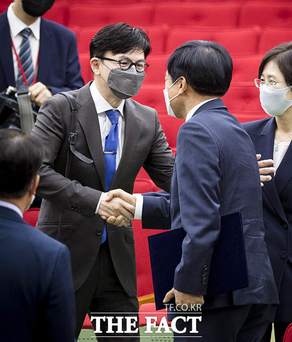 서울고검장으로 승진한 이성윤 서울중앙지검장이 10일 오후 경기 정부과천청사 지하대강당에서 열린 검찰 고위간부 보직 변경 신고식에서 한동훈 검사장과 인사 나누고 있다. /뉴시스