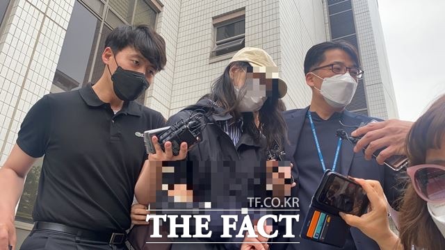 서울남부지법 이영광 영장전담 부장판사는 이날 오전 10시 30분부터 1시간 30분가량 특수반 교사 A(48) 씨의 구속 전 피의자 심문(영장실질심사)을 진행하고 도주 우려가 있다며 구속영장을 발부했다. /뉴시스