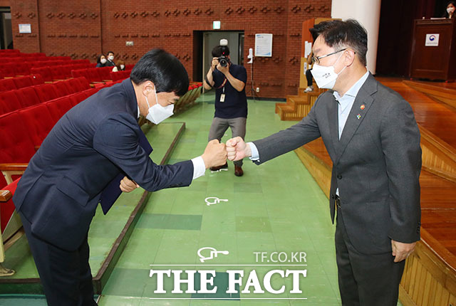 10일 오후 경기도 정부과천청사 법무부 대강당에서 열린 검찰 고위간부 보직변경 신고식에서 박범계 장관이 이성윤 서울고검장에게 임명장을 수여한 뒤 악수 대신 주먹을 부딪치고 있다. /뉴시스