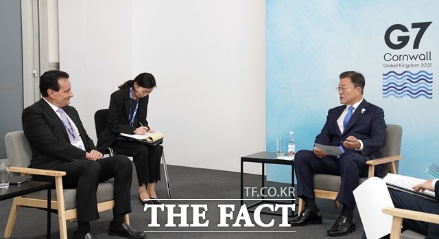 문재인 대통령이 12일 영국 콘월 트레게나 캐슬 호텔에서 파스칼 소리오 아스트라제네카 CEO와 회담을 하고 있다. /뉴시스