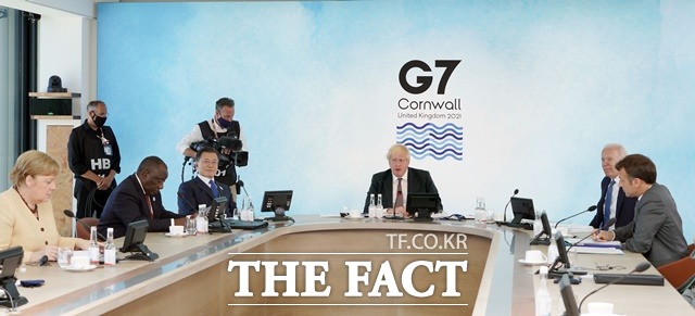G7과 초청국 정상들은 13일(현지시간) G7 확대 정상회의 기후변화·환경 세션에서 G7 기후변화·환경 의장성명을 채택했다. 문재인 대통령이 이날 영국 콘월 카비스베이에서 열린 기후변화·환경 세션에 참석한 모습. /뉴시스
