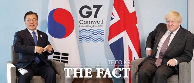 G7 정상회의 참석차 영국을 방문 중인 문재인 대통령이 13일(현지시간) 영국 콘월 카비스베이 양자회담장에서 보리스 존슨 영국 총리와 한·영 정상회담을 하고 있다. /뉴시스