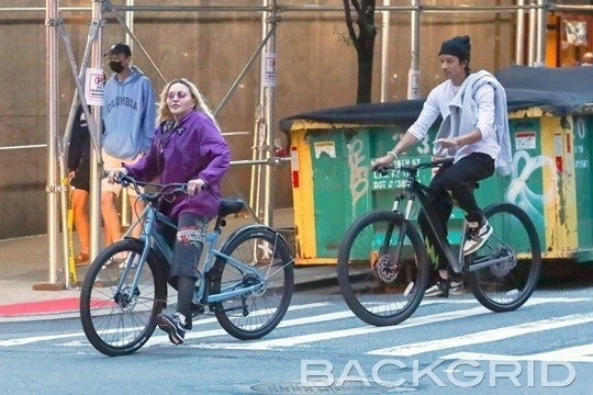 14일(현지시간) 미국 연예 매체 백그리드는 가수 마돈나가 38세 연하의 남자친구 알라말릭 윌리엄스와 뉴욕 한 거리에서 자전거 데이트를 즐기는 모습을 보도했다. /백그리드 캡처