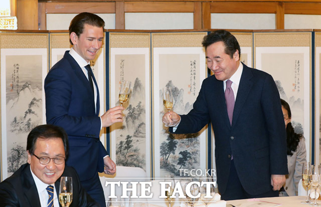 지난 2019년 한국을 방문한 세바스티안 쿠르츠 총리가 국무총리 공관에서 열린 환영 만찬에 참석해 이낙연 국무총리와 함께 건배하고 있다.