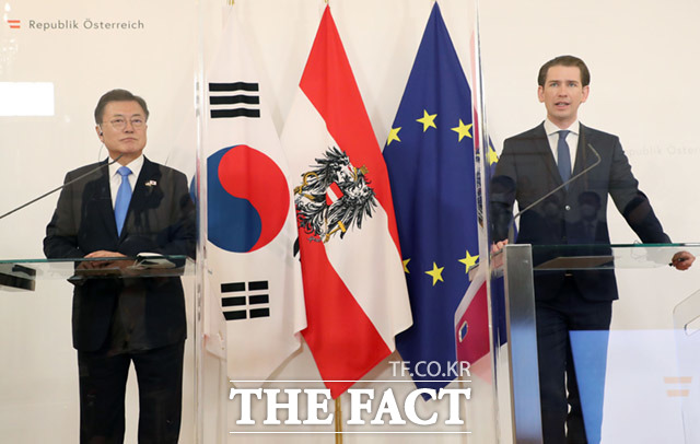 공동기자회견 참석한 문재인 대통령(왼쪽)과 세바스티안 쿠르츠 오스트리아 총리.