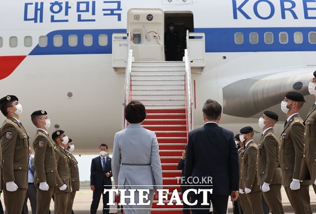 스페인 국빈 방문을 마친 문재인 대통령과 김정숙 여사가 17일(현지시간) 오후 스페인 바르셀로나 엘프라트 공항에서 귀국을 위해 공군1호기에 오르고 있다. /뉴시스