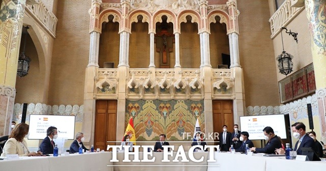 문재인 대통령이 17일(현지시간) 스페인 바르셀로나 산 파우 병원에서 열린 한·스페인 관광산업 라운드테이블에 참석해 발언하고 있다. /뉴시스