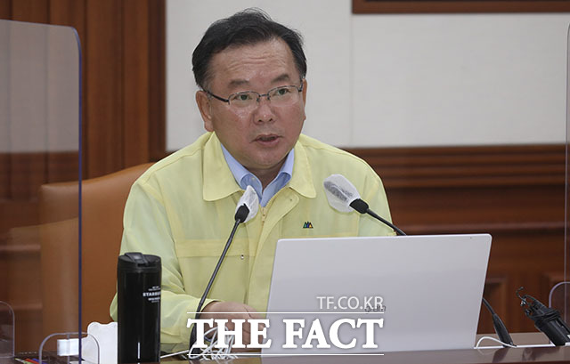 김부겸 국무총리가 27일 서울 종로구 정부서울청사에서 열린 코로나19 중앙재난안전대책본부 회의에서 모두발언을 하고 있다. /뉴시스