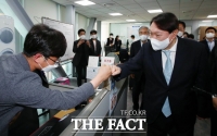  국회 기자실 찾은 윤석열 '민주주의 잘 되게 많이 도와달라'(영상)