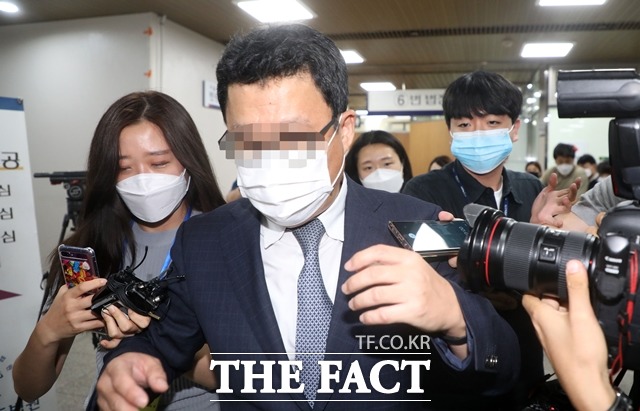 고 김홍영 검사를 폭행해 극단적 선택으로 내몬 혐의를 받는 김대현(사진) 전 부장검사가 사건 7년여 만에 징역 8개월의 실형을 선고받아 법정 구속됐다. /뉴시스