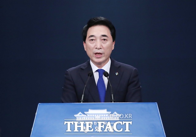 청와대는 19일 오전 일본 언론의 23일 한일 정상회담 개최 보도에 대해 아직 확정된 것은 없다는 입장을 밝혔다. 박수현 청와대 국민소통수석. /뉴시스