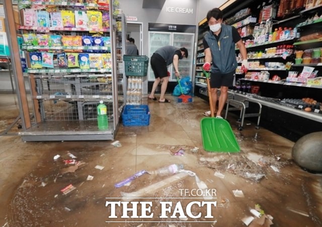 전북지역에 많은 양의 비가 내린 6일 전북 익산시 창인동의 한 편의점에서 직원들이 물을 빼내고 있다. /뉴시스