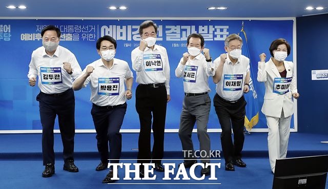 11일 서울 여의도 더불어민주당 중앙당사에서 열린 제20대 대통령선거 예비후보자 선출을 위한 예비경선 결과 발표에서 본경선에 진출한 김두관(왼쪽부터), 박용진, 이낙연, 정세균, 이재명, 추미애 후보가 기념촬영을 하고 있다. /뉴시스