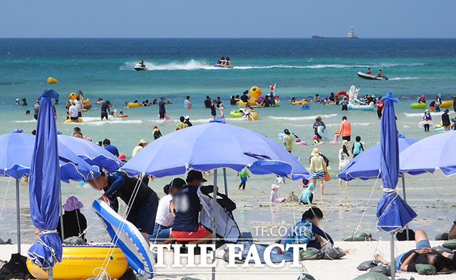 10일 오후 제주시 한림읍 협재해수욕장을 찾은 피서객들이 물놀이를 하며 더위를 식히고 있다.