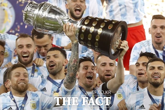 아르헨티나가 라이벌 브라질을 꺾고 28년 만에 남미 축구 정상에 올랐다. 리오넬 메시는 대회 MVP, 득점왕, 도움왕까지 차지하며 국가대표 무관의 한을 풀었다. /AP.뉴시스