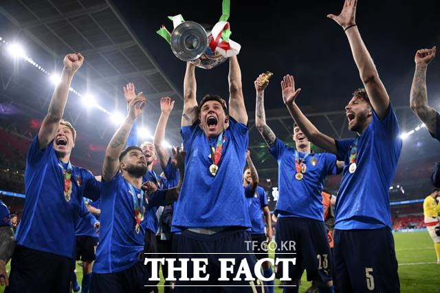 만치니 매직을 앞세운 이탈리아가 12일 유로2020 결승전에서 초반 열세를 딛고 잉글랜드를 승부차기에서 3-2로 제압, 53년 만의 정상탈활에 성공한 뒤 기뻐하고 있다./런던=AP.뉴시스
