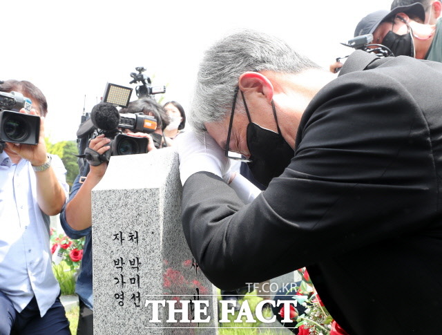 최재형 전 감사원장은 대한민국 밝히는 길을 향해 뚜벅뚜벅 걸어갈 것이라고 밝혔다. 이날 천안함 46용사 묘역을 참배하는 최 전 원장. /국회사진취재단