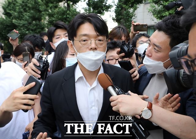 수산업자를 사칭한 김모(43) 씨 금품 로비 의혹을 수사하는 경찰이 지난 5월 이동훈 전 조선일보 논설위원 등 주요 인사 4명을 동시에 입건한 것으로 확인됐다. /뉴시스