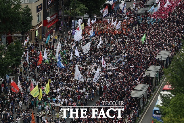 전국민주노동조합총연맹 회원들이 3일 서울 종로2가에 모여 노동자대회를 하고 있다. /뉴시스