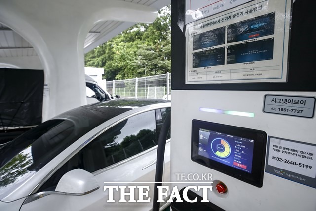 서울시가 전기차 콘센트형 충전기 7000대를 서울시내에 보급한다고 19일 밝혔다. /뉴시스