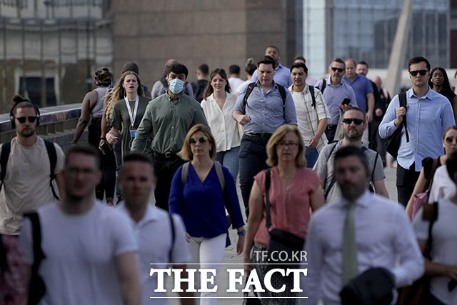자유의 날을 맞은 영국 시민들이 런던브리지 위를 걸으며 출근하고 있다.