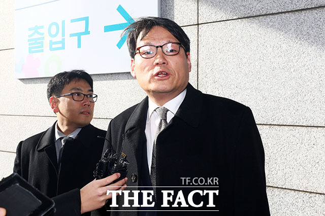 이광철(가운데) 전 청와대 민정비서관이 김학의 출국금지 의혹 첫 재판에서 공소사실을 부인했다. /뉴시스