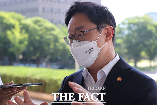 법무부가 아프가니스탄 국적 체류자들에 대한 특별체류 허가 여부를 25일 발표한다. /뉴시스