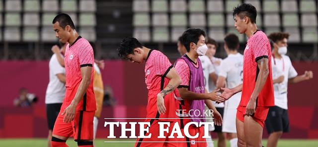 첫승을 노렸던 상대 뉴질랜드에게 0-1로 패한 한국선수들이 침통한 표정으로 그라운드를 벗어나고 있다./가시마=뉴시스