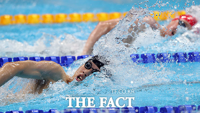 한국 수영 유망주로 꼽히는 황선우가 27일 오전 도쿄 아쿠아틱스 센터에서 열린 2020 도쿄올림픽 수영 남자 200m 자유형 결승에 출전해 역영하고 있다. /도쿄=뉴시스