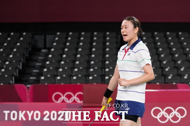 김가은이 28일 도쿄 올림픽 배드민턴 여자 단식 16강전에 안착했다. 이날 일본 도쿄 무사시노노모리 종합 스포츠플라자에서 열린 배드민턴 여자 단식 조별리그 K조 2차전에서 여자민(싱가포르)과 경기하고 있는 김가민. /AP=뉴시스